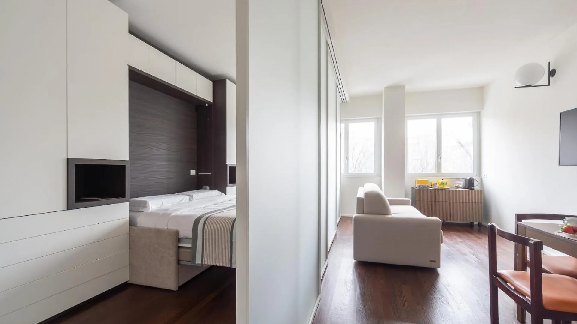 Charming & Bright Apartment Near Milan\'S Fashion District contacts